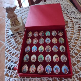Colección de 30 medallas religiosas de los Santos
