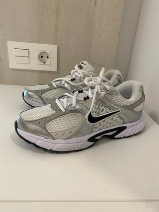 Zapatillas Nike Plata y Blancas