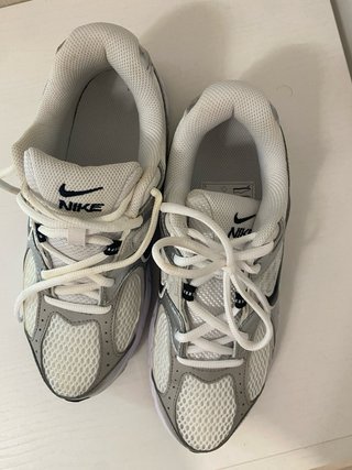 Zapatillas Nike Plata y Blancas