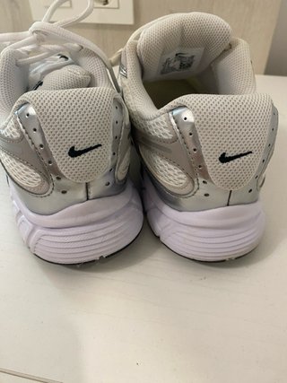 Zapatillas Nike Plata y Blancas