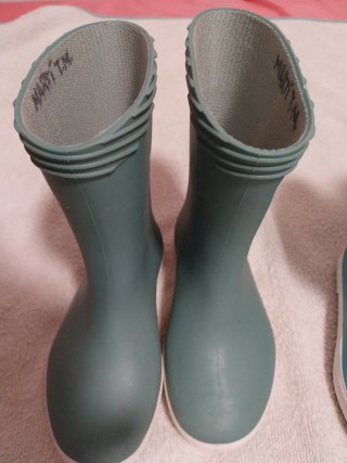 Botas de agua verdes y turquesas