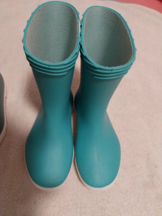 Botas de agua verdes y turquesas