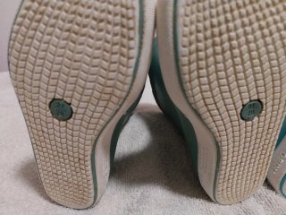 Botas de agua verdes y turquesas