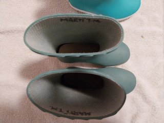 Botas de agua verdes y turquesas