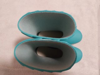 Botas de agua verdes y turquesas