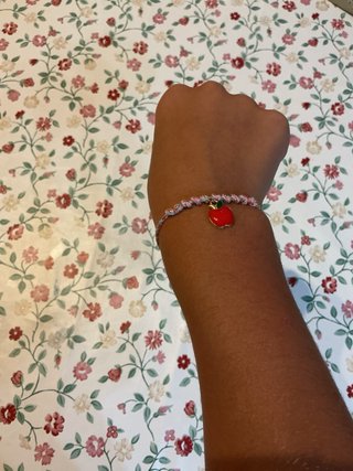 Pulsera con charm de manzana roja