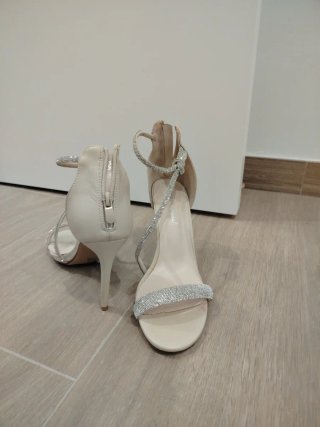 Zapatos de fiesta beige y plateados