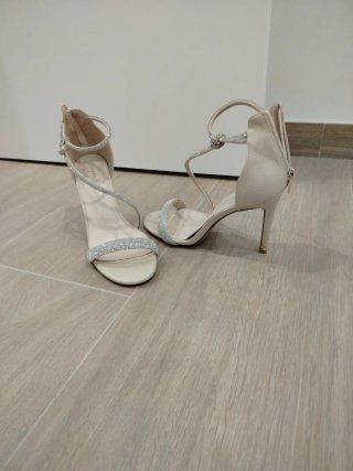 Zapatos de fiesta beige y plateados