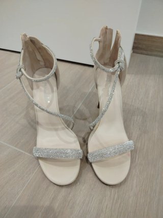 Zapatos de fiesta beige y plateados