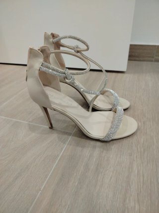 Zapatos de fiesta beige y plateados