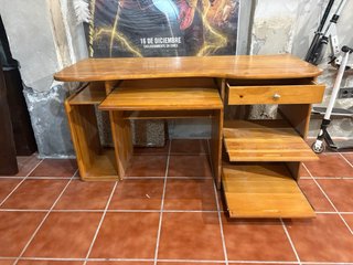 Escritorio de pino con baldas y espacio para torre