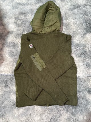 Chaqueta Moncler con capucha y mangas de punto
