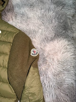 Chaqueta Moncler con capucha y mangas de punto