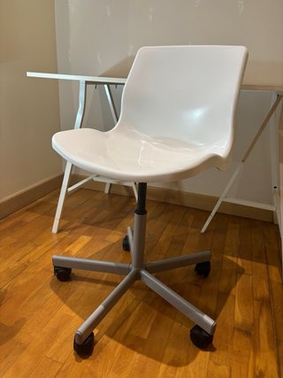 Mesa y silla de escritorio blanca