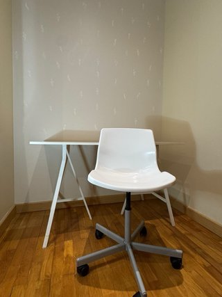 Mesa y silla de escritorio blanca