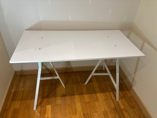 Mesa y silla de escritorio blanca