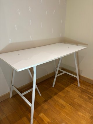 Mesa y silla de escritorio blanca