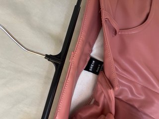 Pantalón rosa efecto piel