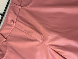 Pantalón rosa efecto piel