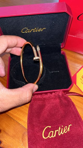 Pulsera Cartier dorada con piedras
