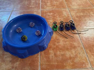Pista Beyblade con 4 Beyblades y lanzadores