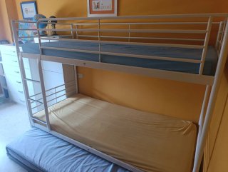 Litera Ikea SVÄRTA + 3 colchones
