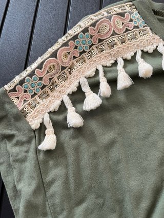 Vestido verde con detalles étnicos