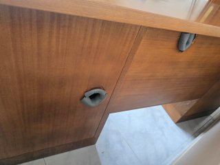 Escritorio de madera con 3 cajones y 1 puerta