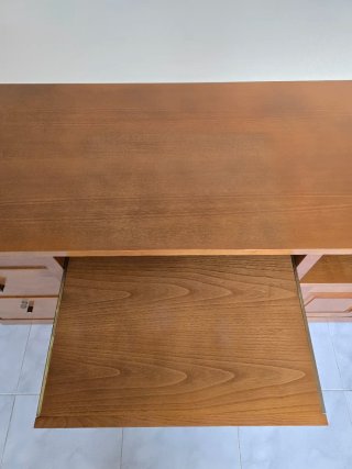 Escritorio de madera con 3 cajones y 1 puerta