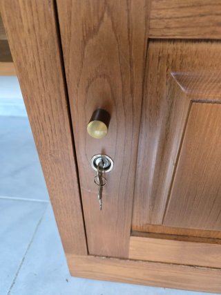 Escritorio de madera con 3 cajones y 1 puerta