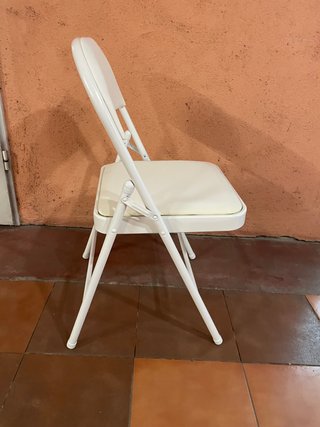 Silla plegable acolchada blanca