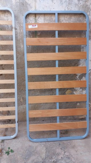 Somier de cama metálico con lamas de madera