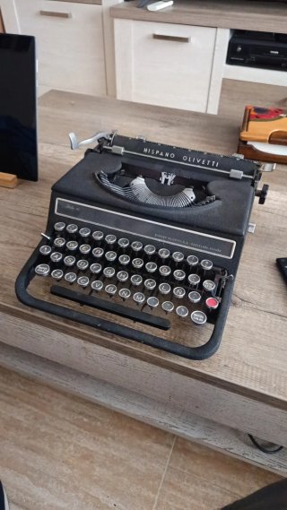 Máquina de escribir Hispano Olivetti Studio 46