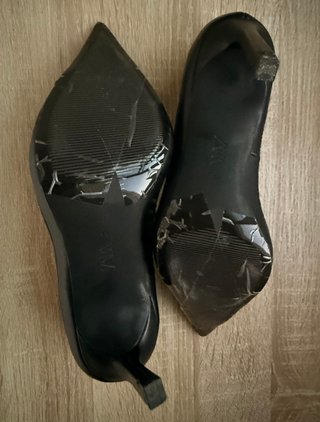 Zapatos de tacón Zara negros con cortes