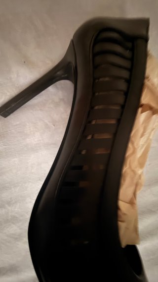 Zapatos de tacón Zara negros con cortes