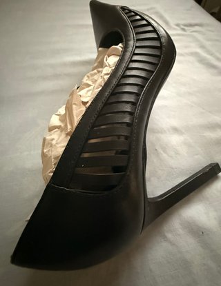 Zapatos de tacón Zara negros con cortes