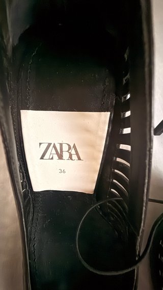 Zapatos de tacón Zara negros con cortes