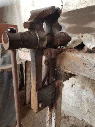 Torno de hierro antiguo