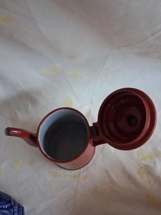 Tetera roja de porcelana