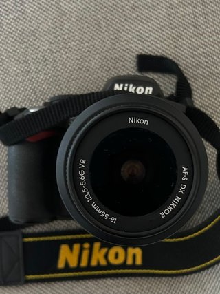 Nikon D3100 + Objetivo 18-55mm (7000 disparos)