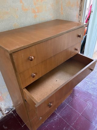 Cómoda de madera marrón