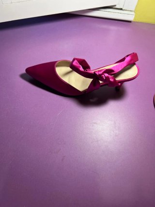 Zapatos de tacón satinados fuscia con lazo