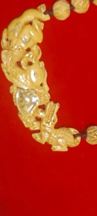 Collana orientale intagliata a mano