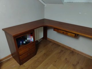 Escritorio de madera con zapatero.
