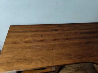 Escritorio de madera con zapatero.