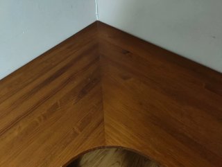 Escritorio de madera con zapatero.