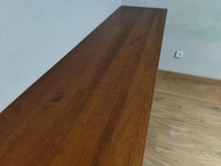 Escritorio de madera con zapatero.
