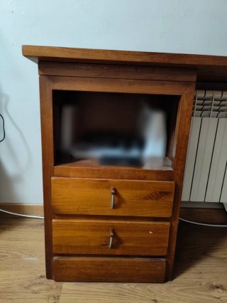 Escritorio de madera con zapatero.