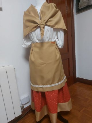 Traje color mostaza y teja