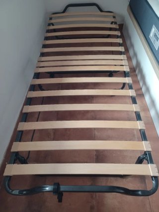 Cama Plegable Metálica con Láminas de Madera